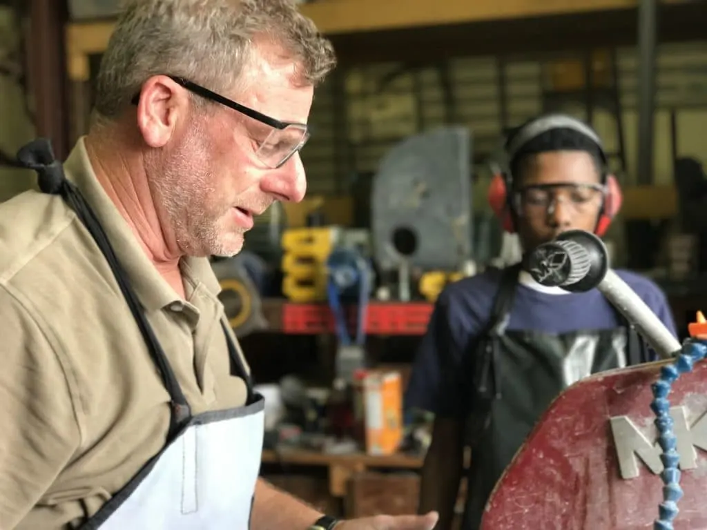 découvrez l'importance d'un mentor dans votre parcours professionnel et personnel. un mentor vous guide, partage son expertise et vous aide à atteindre vos objectifs tout en maximisant votre potentiel.