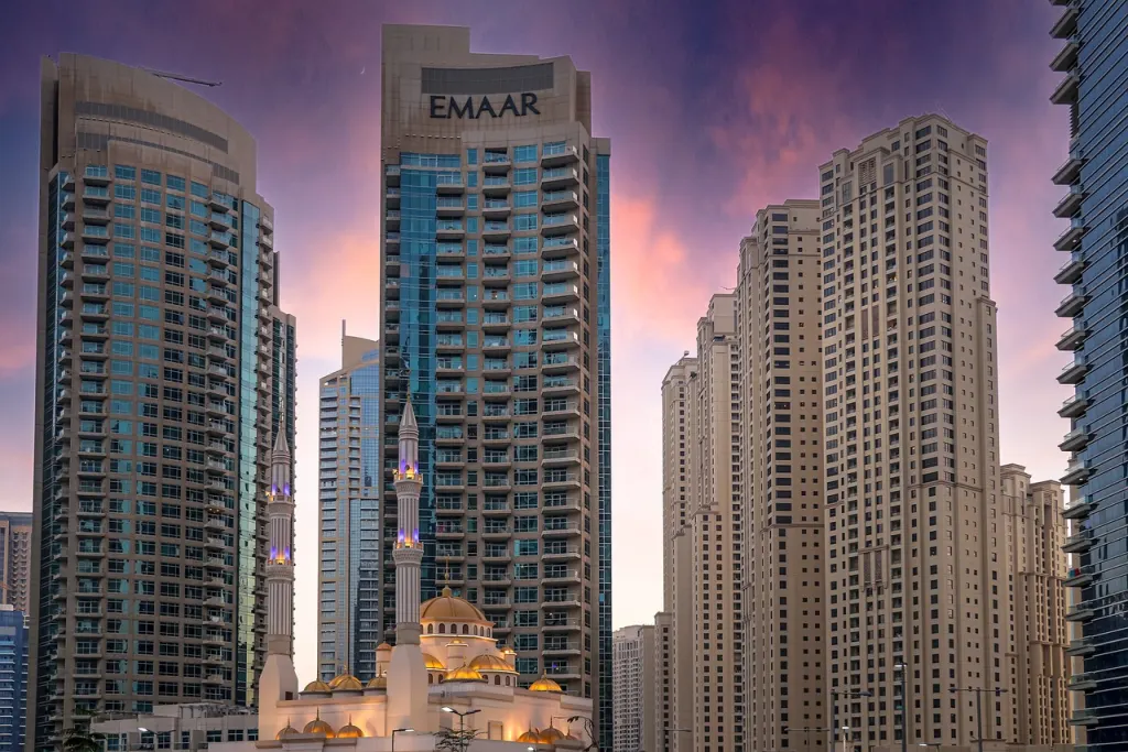 découvrez dubai, la ville emblématique des émirats arabes unis, où modernité et tradition se rencontrent. explorez ses gratte-ciels majestueux, ses centres commerciaux luxueux, ses plages paradisiaques et sa culture vibrante. plongez dans un monde d'expériences uniques et inoubliables.