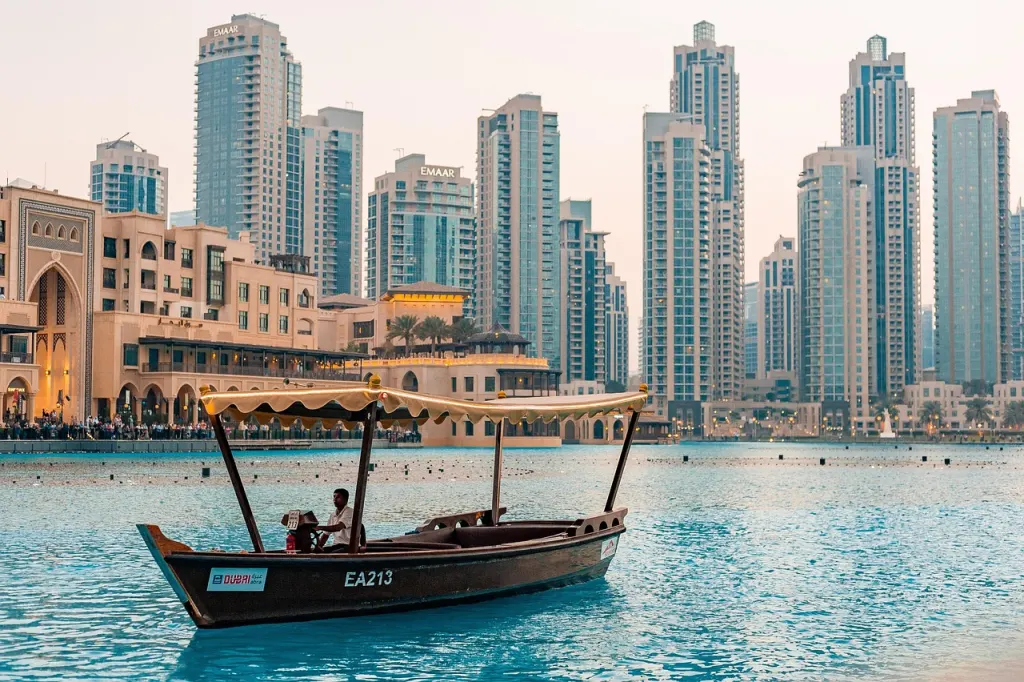 découvrez dubaï, la ville dynamique et moderne où le luxe rencontre la tradition. explorez ses gratte-ciels emblématiques, ses centres commerciaux extravagants et ses plages magnifiques. plongez dans une expérience unique mêlant culture, gastronomie et aventures inoubliables.