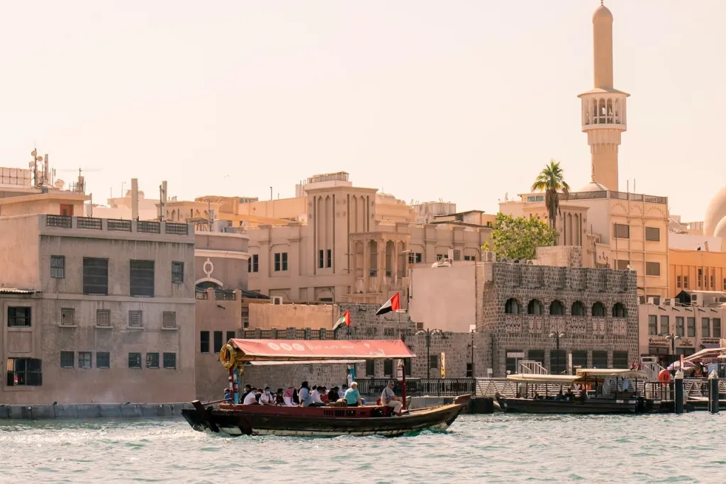 découvrez dubai, la ville emblématique des émirats arabes unis, où modernité et tradition se rencontrent. explorez ses gratte-ciels vertigineux, ses marchés traditionnels et ses plages de sable fin, tout en profitant d'une culture riche et d'une cuisine délicieuse.